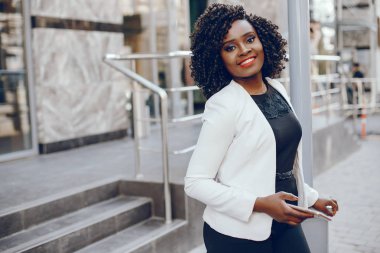 bir şehirde şık siyah kız