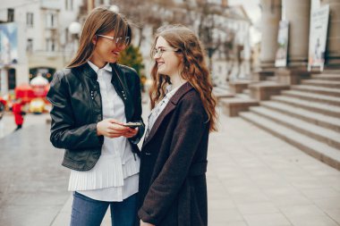 bir şehirde iki şık kız