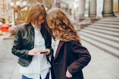 bir şehirde iki şık kız