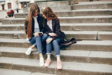 bir şehirde iki şık kız