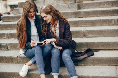 bir şehirde iki şık kız