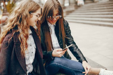 bir şehirde iki şık kız