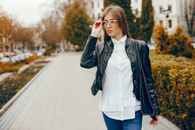 bir parkta şık kız