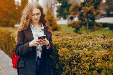 bir parkta şık kız