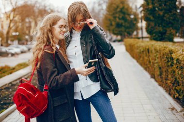 bir şehirde iki şık kız