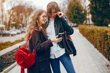 bir şehirde iki şık kız