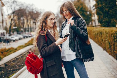 bir şehirde iki şık kız