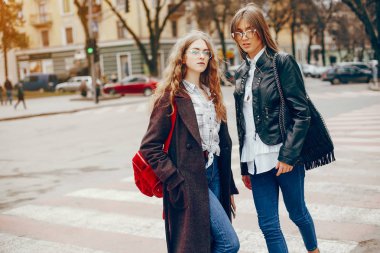 bir şehirde iki şık kız