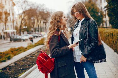 bir şehirde iki şık kız