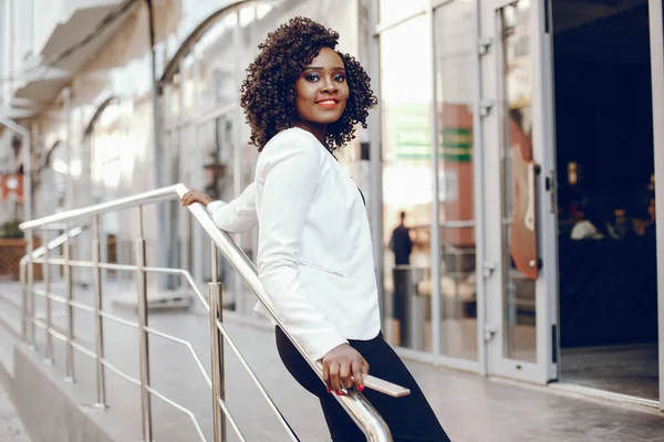 bir şehirde şık siyah kız