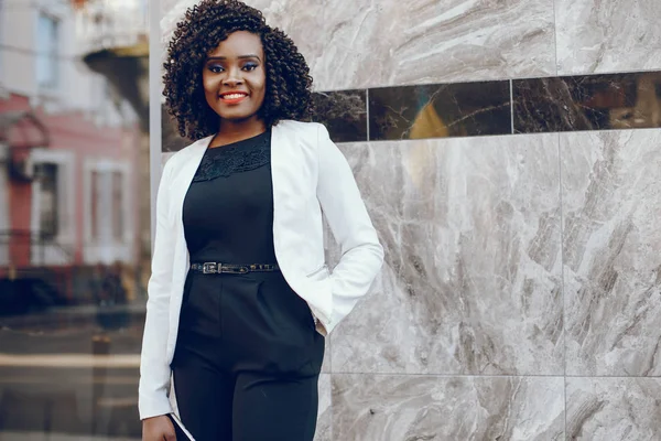 bir şehirde şık siyah kız