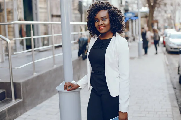 bir şehirde şık siyah kız