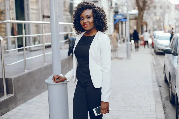 Menina preta elegante em uma cidade — Fotografia de Stock