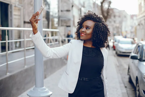 Menina preta elegante em uma cidade — Fotografia de Stock