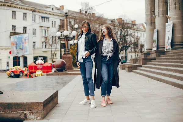 Two stylish girl in a city — Stock Photo, Image