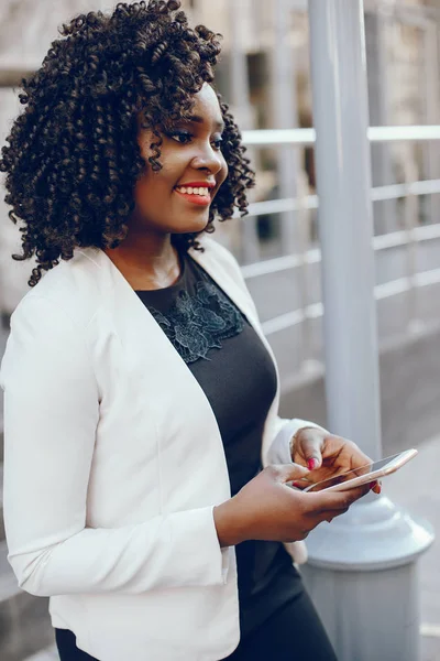 bir şehirde şık siyah kız