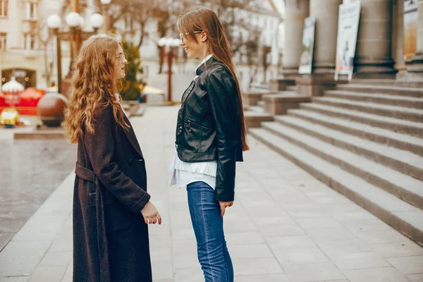 Due ragazza alla moda in una città — Foto Stock