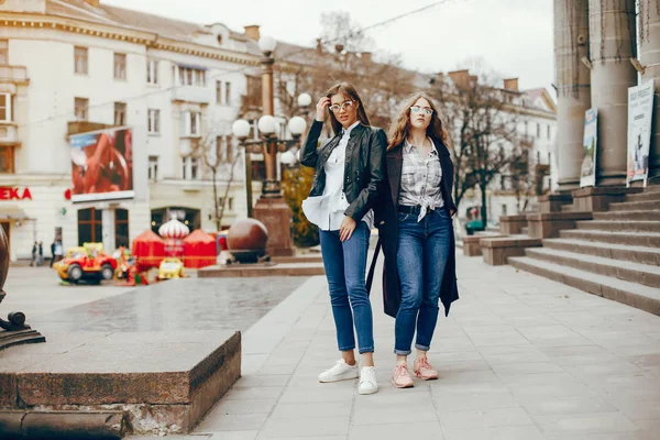 Две стильные девушки в городе — стоковое фото