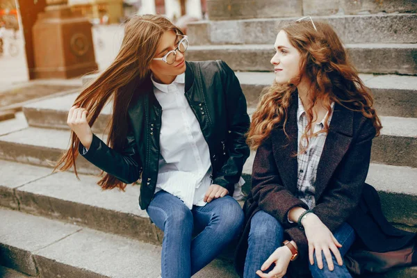 Twee stijlvolle meid in een stad — Stockfoto