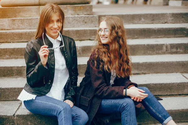 Dos chica con estilo en una ciudad —  Fotos de Stock