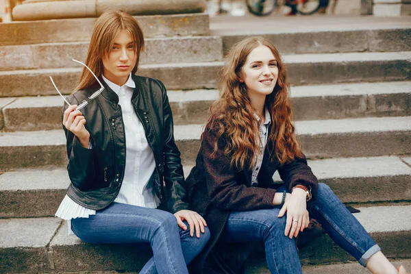 Dvě stylové dívky ve městě — Stock fotografie