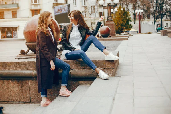 Дві стильні дівчини в місті — стокове фото