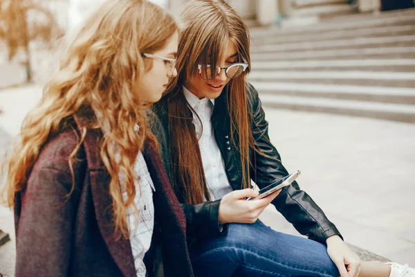 Due ragazza alla moda in una città — Foto Stock