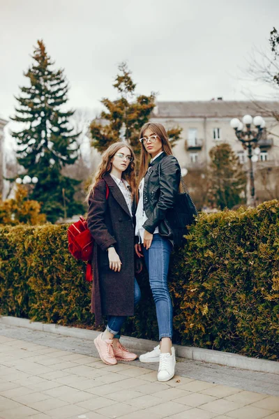 Dois menina elegante em uma cidade — Fotografia de Stock