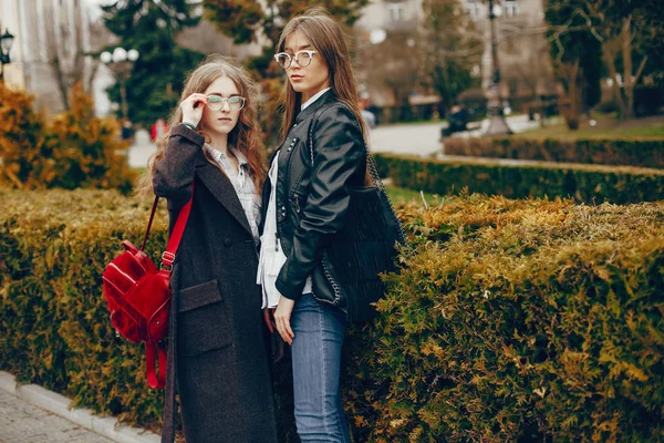 Deux fille élégante dans une ville — Photo