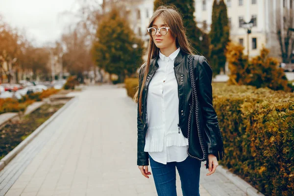 bir parkta şık kız