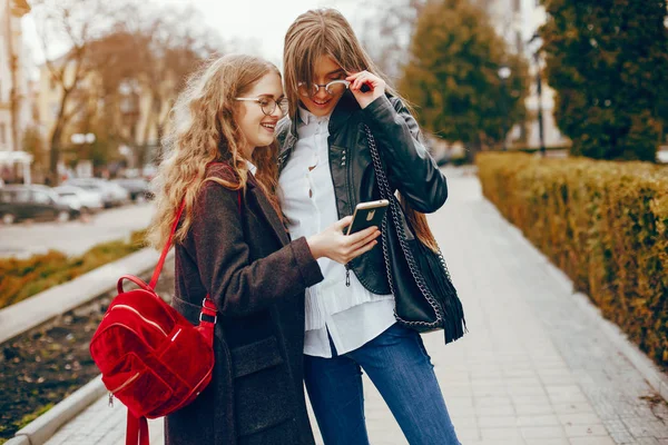 bir şehirde iki şık kız