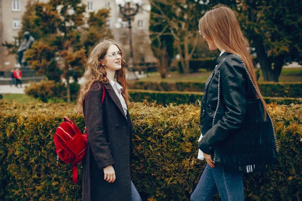 Two stylish girl in a city — Stock Photo, Image