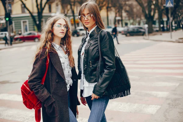 Two stylish girl in a city — Stock Photo, Image