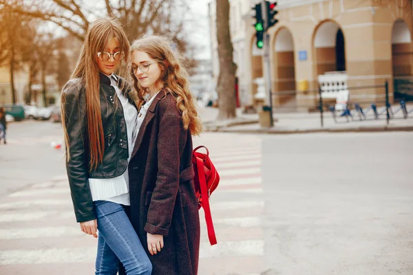 Due ragazza alla moda in una città — Foto Stock