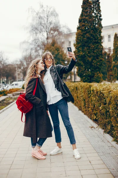 Zwei stilvolle Mädchen in einer Stadt — Stockfoto