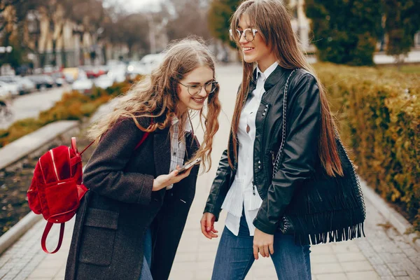 Dwie stylowe dziewczyny w mieście — Zdjęcie stockowe