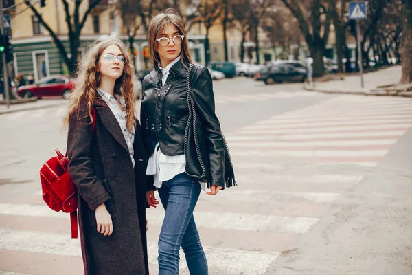 Dos chica con estilo en una ciudad — Foto de Stock