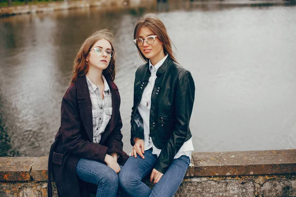 两个时尚的女孩靠近河 — 图库照片