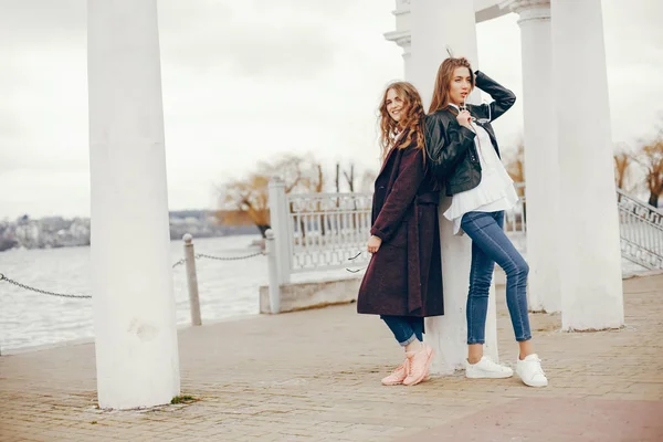 Две стильные девушки в городе — стоковое фото