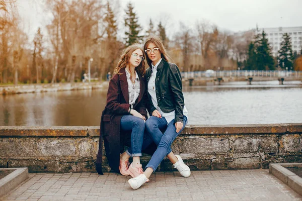 Zwei stilvolle Mädchen in der Nähe des Flusses — Stockfoto