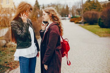 bir şehirde iki şık kız