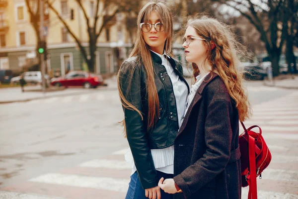 Dos chica con estilo en una ciudad —  Fotos de Stock