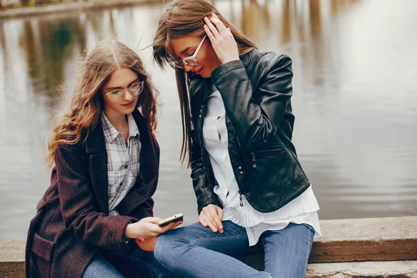 Due ragazza alla moda in una città — Foto Stock