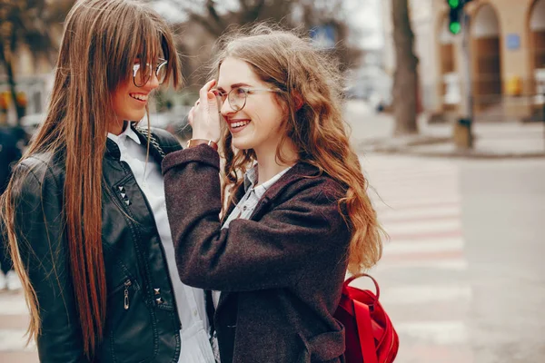 Deux fille élégante dans une ville — Photo