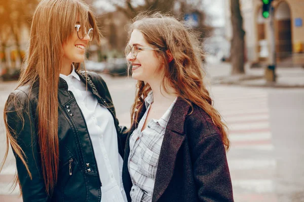 Due ragazza alla moda in una città — Foto Stock