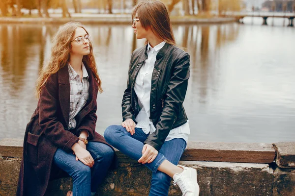 Twee stijlvolle meisje in de buurt van de rivier — Stockfoto