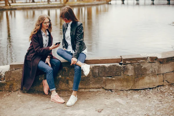 Twee stijlvolle meid in een stad — Stockfoto