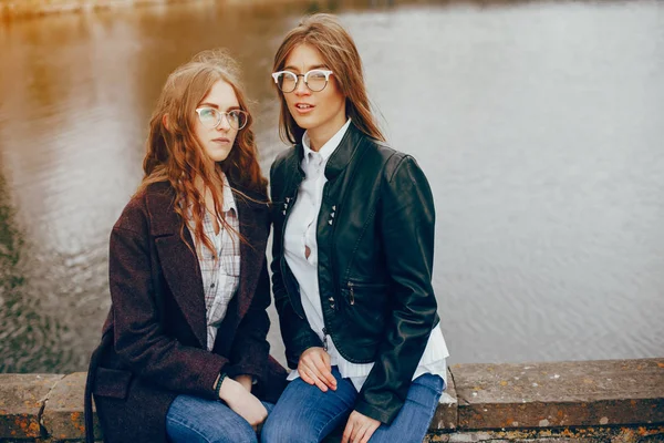 Дві стильні дівчата біля річки — стокове фото