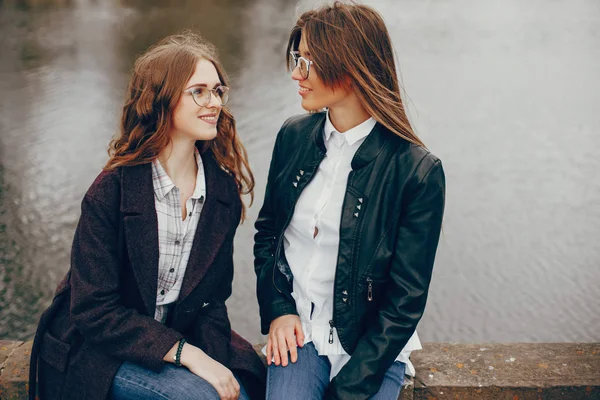 Twee stijlvolle meisje in de buurt van de rivier — Stockfoto