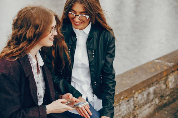 Due ragazza alla moda in una città — Foto Stock